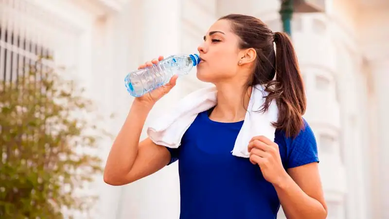 La diarrea, los vómitos, las fiebres altas, la sudoración y el consumo de fármacos diuréticos puede causar deshidratación