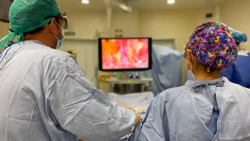 Los casos graves de diverticulitis pueden tratarse mediante la cirugía laparoscópica