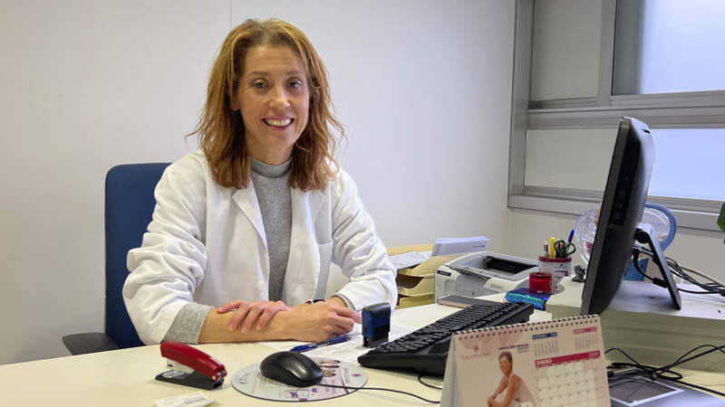 La doctora Begoña Cid trata los síntomas de la menopausia en el Hospital San Rafael de A Coruña