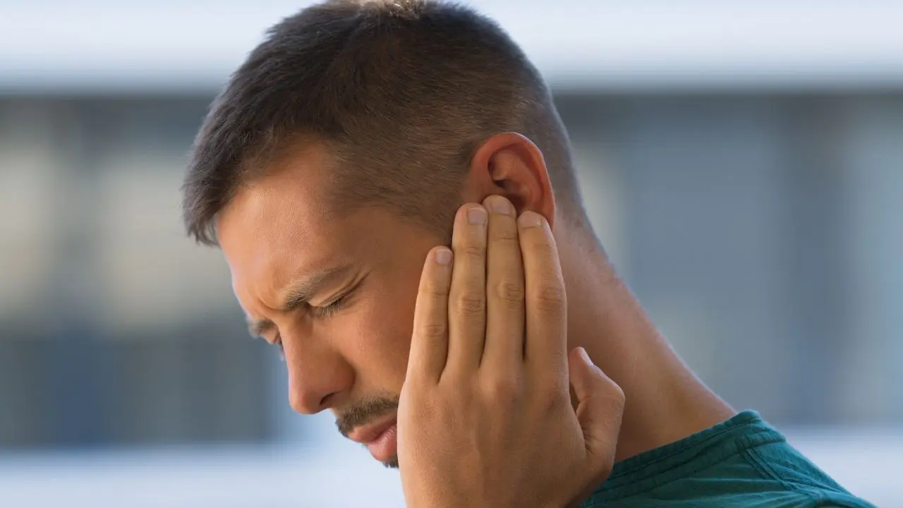 El diagnóstico de a otitis recurrente en adultos suele comenzar con algo tan básico como mirar el oído