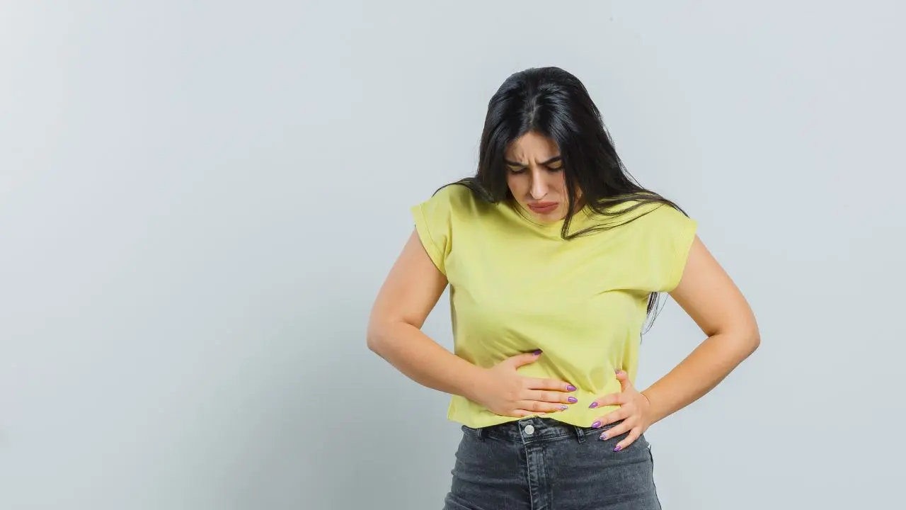 Vista de una mujer con una hernia abdominal a la que se va a someter a una técnica REPA