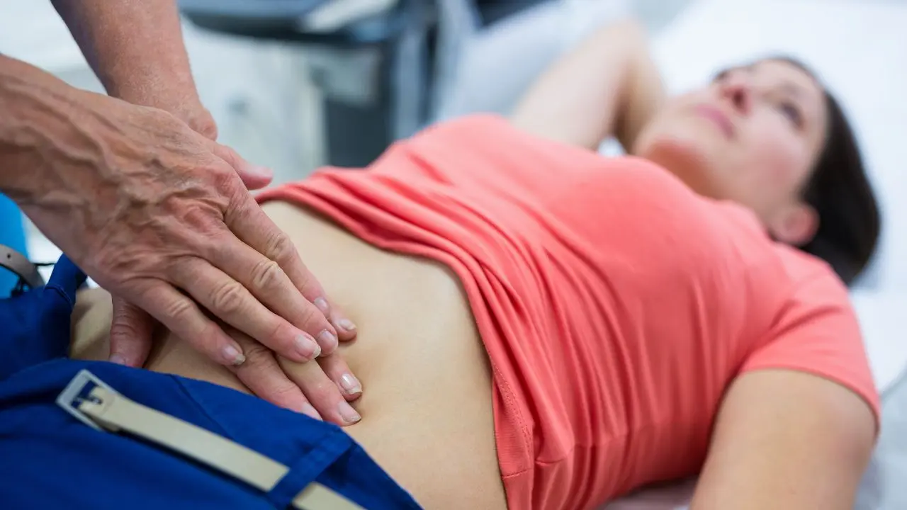 Un cirujano explora a una mujer para saber si puede someterla a la técnica Pe-TEP