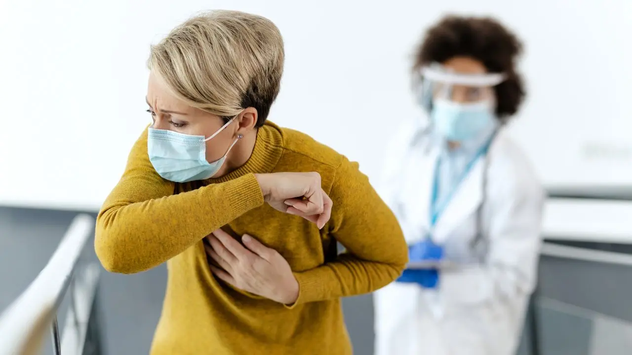 Virus respiratorios como la gripe se están manifestando de forma incremental este mes, como la mujer de la imagen