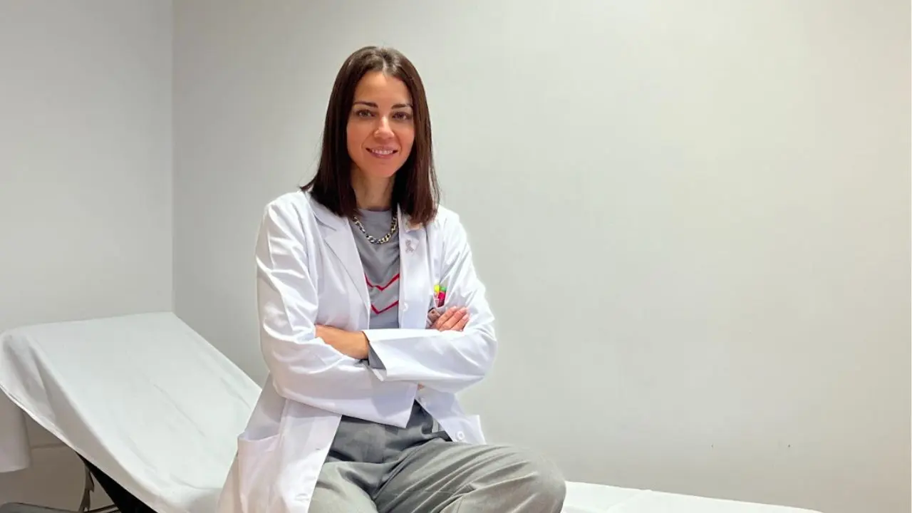 La doctora Cristina Varela, en la imagen, es especialista en la reconstrucción de areola y pezón con prótesis de silicona