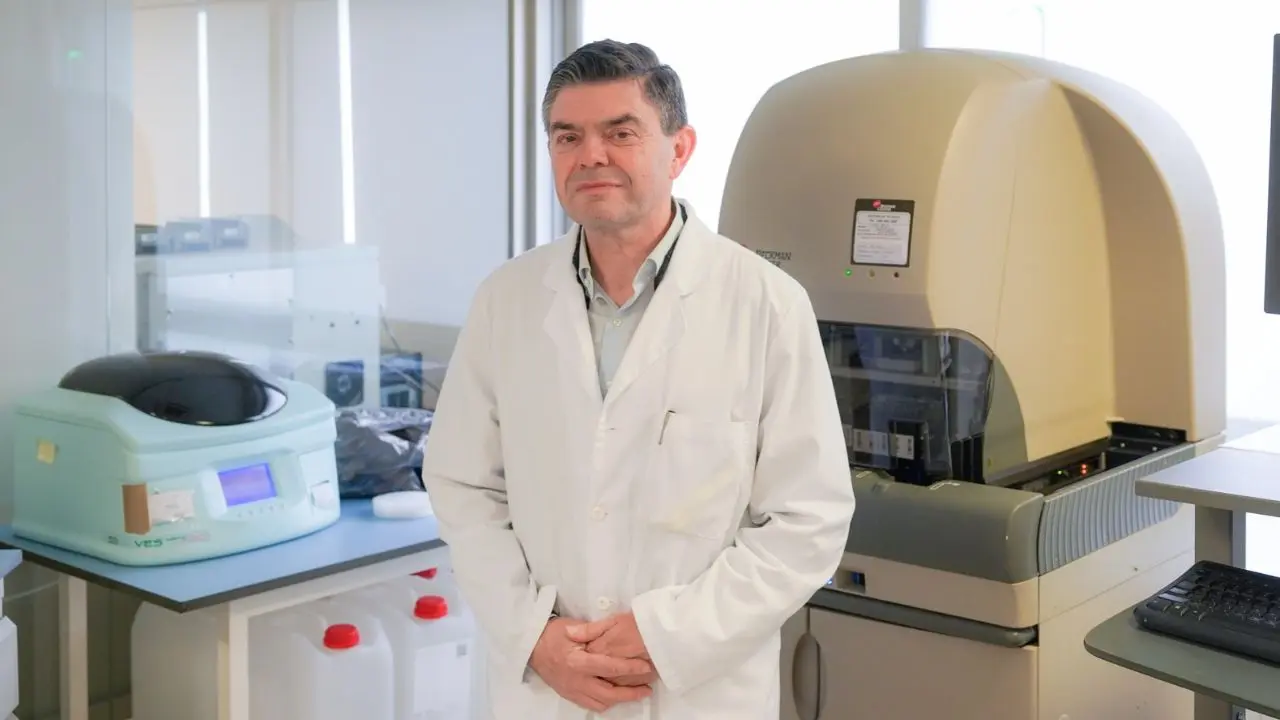 Uno de los campos de conocimiento del Doctor Germán Bou, en la imagen, es la detección de enfermedades de transmisión sexual